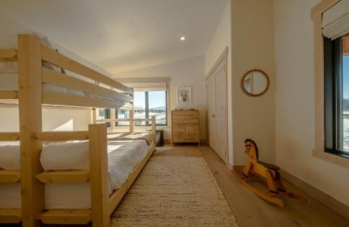 Eureka House | Wilderness Club Nest - Modern Cabin Retreat for 9 with Hot Tub