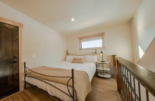 Eureka House | Wilderness Club Nest - Modern Cabin Retreat for 9 with Hot Tub