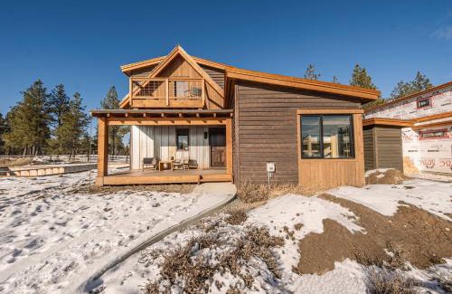 Eureka House | Wilderness Club Nest - Modern Cabin Retreat for 9 with Hot Tub