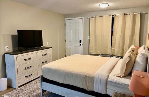 Townsend Apartment | Wildflower Room 14