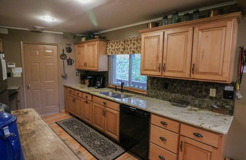 Huntingdon House | Wildwood Lodge -5 min. to Raystown Lake & Allegrippis Trails