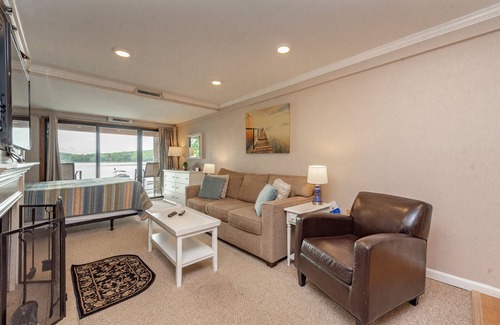 Thayerville Condo | Will O' The Wisp 103A: Lakefront Efficiency Style Condo, Beautifully Decorated w