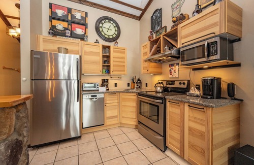 Thayerville Condo | Will O' The Wisp 714H: Lakefront Studio Loft Condo, Free WIFI!