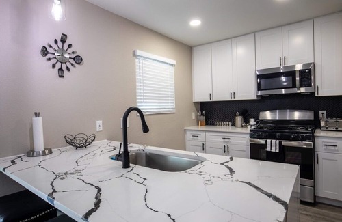 Rosewood House | Willie's Central Austin Getaway w/Jacuzzi