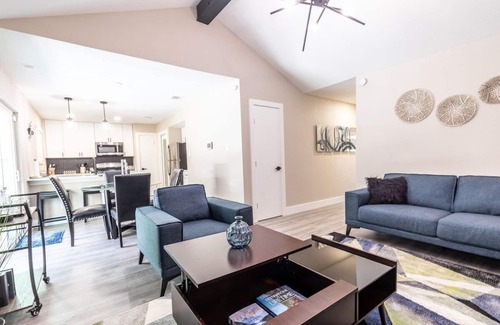 Rosewood House | Willie's Central Austin Getaway w/Jacuzzi
