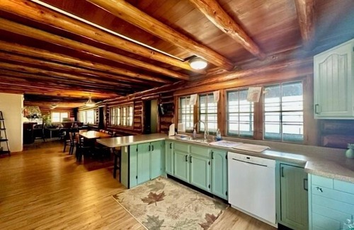 Hazelhurst House | Willow Flowage Home w/wd, firepit, dock, sleeps 11