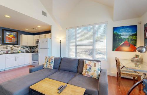 East Cesar Chavez Apartment | Willow House Unit B