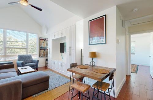 East Cesar Chavez Apartment | Willow House Unit B