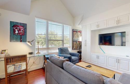 East Cesar Chavez Apartment | Willow House Unit B