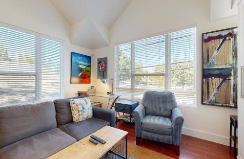 East Cesar Chavez Apartment | Willow House Unit B