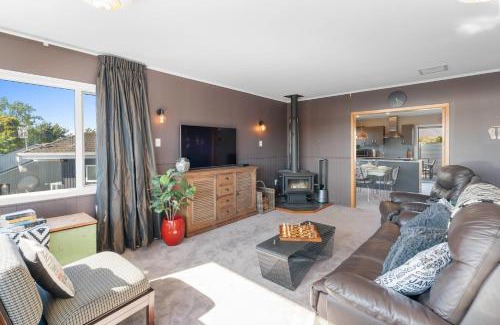 Rainbow Point House | Willow Lake House - Lake Taupo Holiday Home