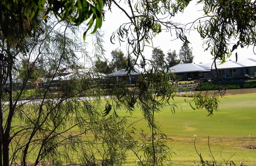 Yarrawonga House | Willow's Place overlooking The Black Bull Golf Course Yarrawonga