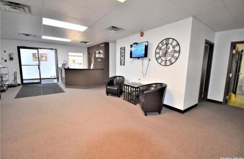 Maple Creek Hotel | Willowbend Hotel