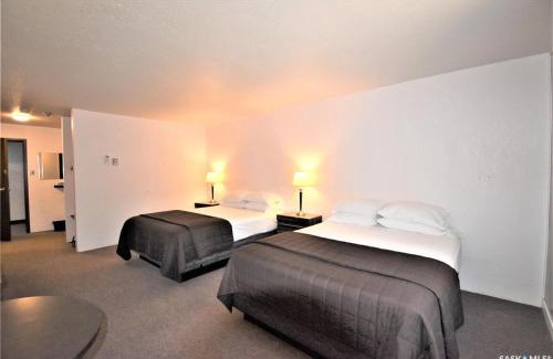 Maple Creek Hotel | Willowbend Hotel