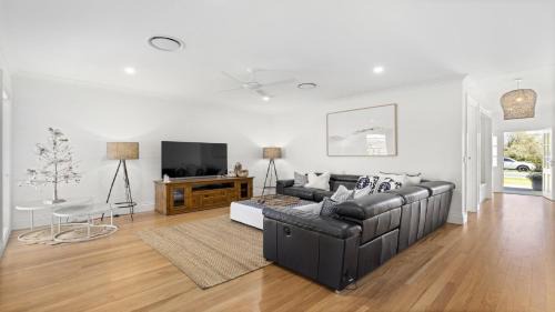 Sandy Beach House | Willows at Sandy Beach -Walk to beach, Stylish Family Home