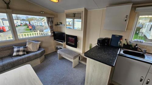 Crowle House | Willows Cosy Hideaway on 7 Lakes