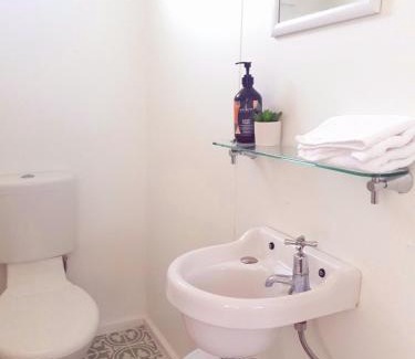 Stanthorpe House | Willows Cottage on Anzac