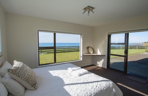 Bell Block Apartment | Wills On The Water Beachfront Apartment