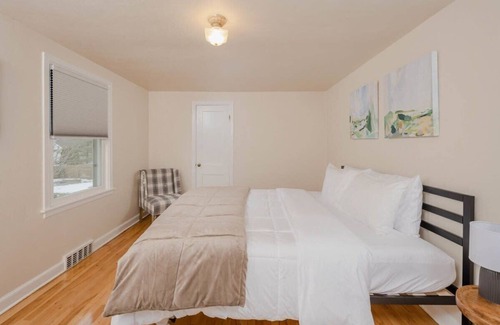 Little Chute House | Wilson Street Abode - 3 bedroom Corporate Rental