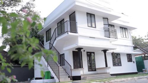 Kochi Bed & Breakfast | Wind Castle