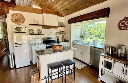 Rockbridge Baths Cabin | Winding Creek Cabin Charming Couples cabin with HotTub in the Shenandoah Valley
