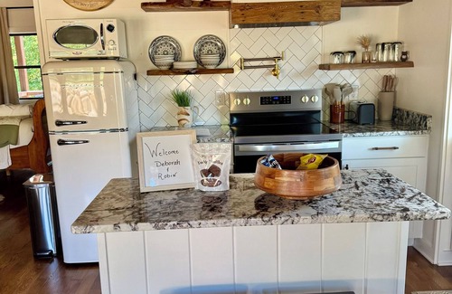 Rockbridge Baths Cabin | Winding Creek Cabin Charming Couples cabin with HotTub in the Shenandoah Valley