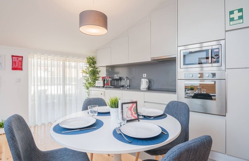 Portela Apartment | Window to the stars!
