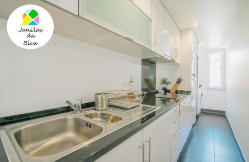 Misericordia Apartment | Windows of Bica-great view over river