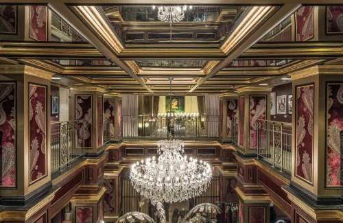 Bloor-Yorkville Hotel | Windsor Arms Hotel