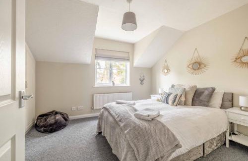 Slough House | Windsor Burnham Ascot Haven Sleeps 4