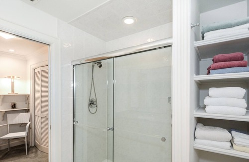 Osprey Apartment | Windsor Lodge Unit 18, studio, close to beaches, pool