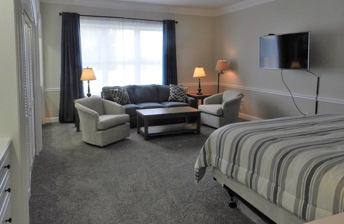 Osprey Apartment | Windsor Lodge Unit 18, studio, close to beaches, pool