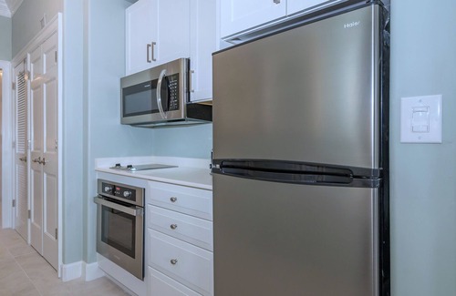 Osprey Apartment | Windsor Lodge Unit 20, studio, 1BR/1BA, close to beaches, balcony, pool access