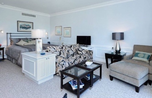 Osprey Apartment | Windsor Lodge Unit 3, studio, close to beaches, pool