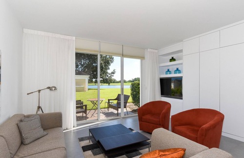 Osprey Apartment | Windsor Lodge Unit 7, studio, close to beaches, pool