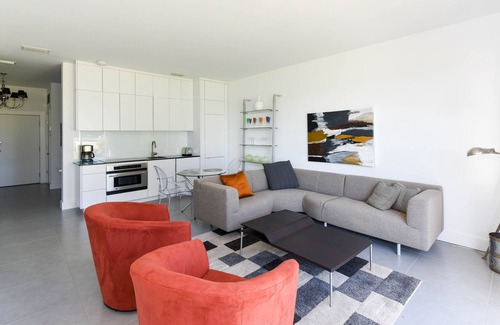 Osprey Apartment | Windsor Lodge Unit 7, studio, close to beaches, pool