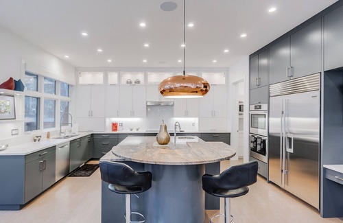 Edmonton House | Windsor - Luxury Mansion King Bed & Heated garage