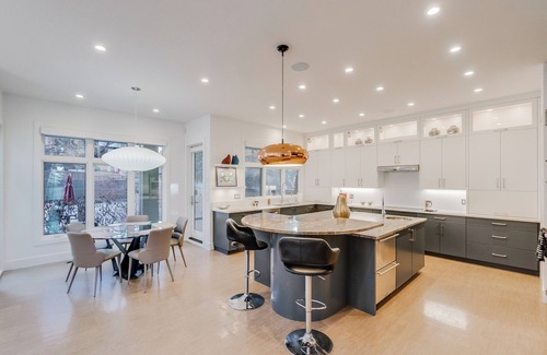 Edmonton House | Windsor - Luxury Mansion King Bed & Heated garage