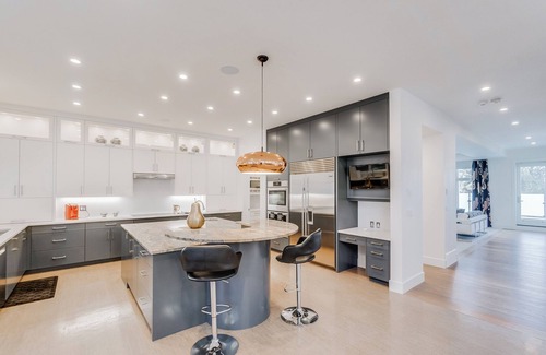 Edmonton House | Windsor - Luxury Mansion King Bed & Heated garage