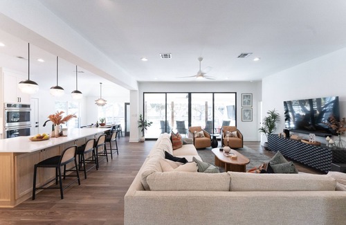 Austin House | Windwalker Ranch Getaway - Pool, Chef’s Kitchen & 5-Acre Oasis Near Austin