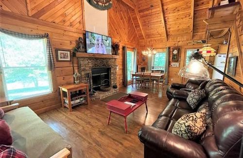 Wears Valley House | Windy Ridge-Pet-Friendly Smoky Mountain Cabin with Fishing Access, Fenced Yard & Free Tickets