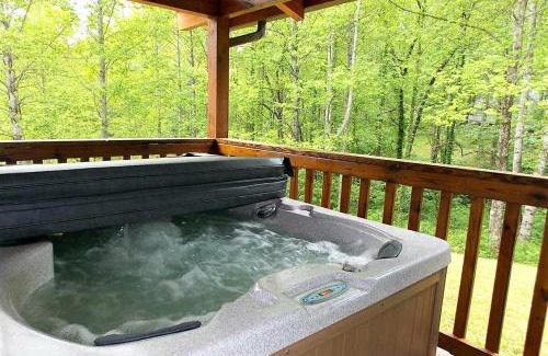 Wears Valley House | Windy Ridge-Pet-Friendly Smoky Mountain Cabin with Fishing Access, Fenced Yard & Free Tickets