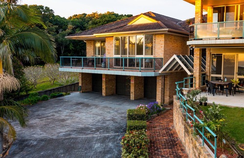 Black Head Apartment | Wine and dine in style before Stunning Beach Views and the Fresh Ocean Breeze
