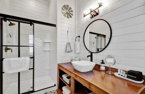 Fredericksburg House | Wine Country Cottage with Scenic Hill Country Views