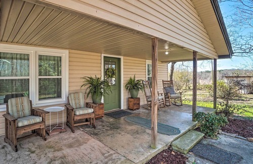 Dahlonega Cottage | Wine Country Retreat w/Fire Pit + Sunroom!