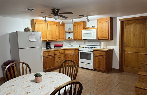 Cobden House | Wine Country Suite A - Wine, Hike, Bike & More!