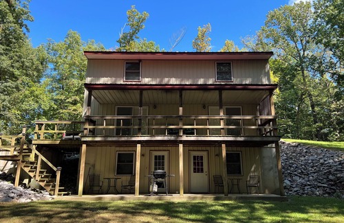 Cobden House | Wine Country Suite A - Wine, Hike, Bike & More!