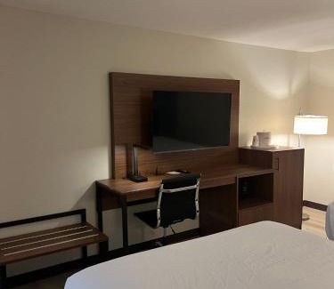 Dublin Hotel | Wingate by Wyndham I-81 Exit 101- Newly Renovated