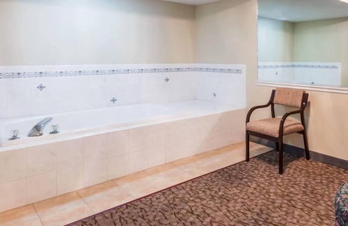 Joliet Hotel | Wingate by Wyndham - Joliet