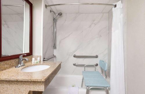 Kansas City Hotel | Wingate by Wyndham Kansas City